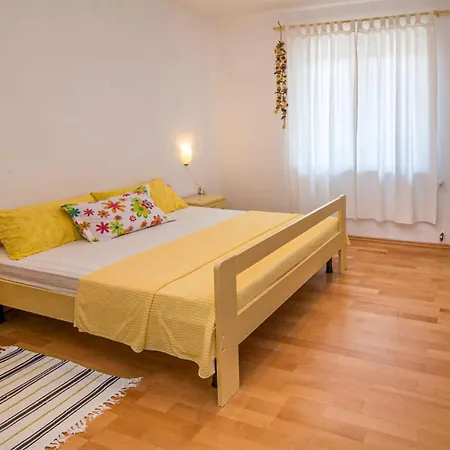 1 Bedroom Cozy In Apartment Vrbnik (Primorje-Gorski Kotar)