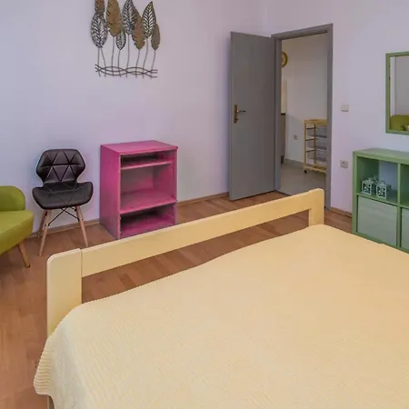 Apartment 1 Bedroom Cozy In *