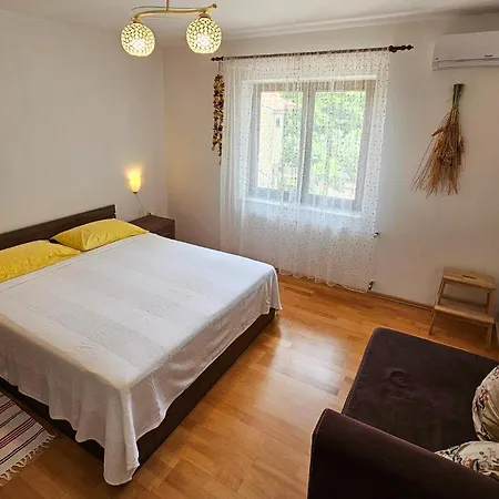 1 Bedroom Cozy In Vrbnik (Primorje-Gorski Kotar)