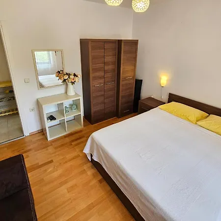 Apartament 1 Bedroom Cozy In Vrbnik (Primorje-Gorski Kotar)